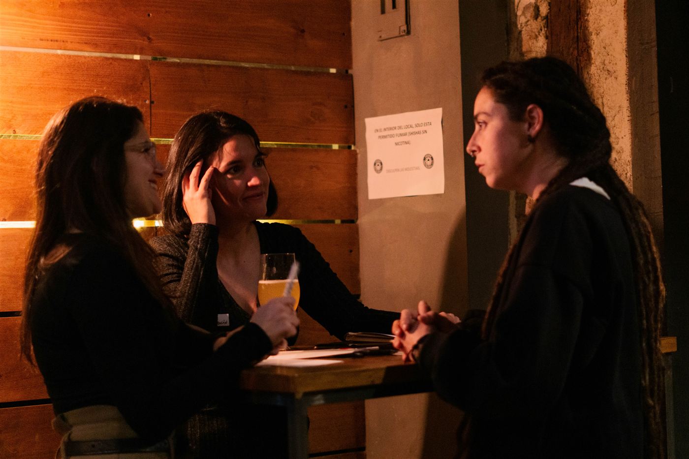 Asistentes charlando en la barra