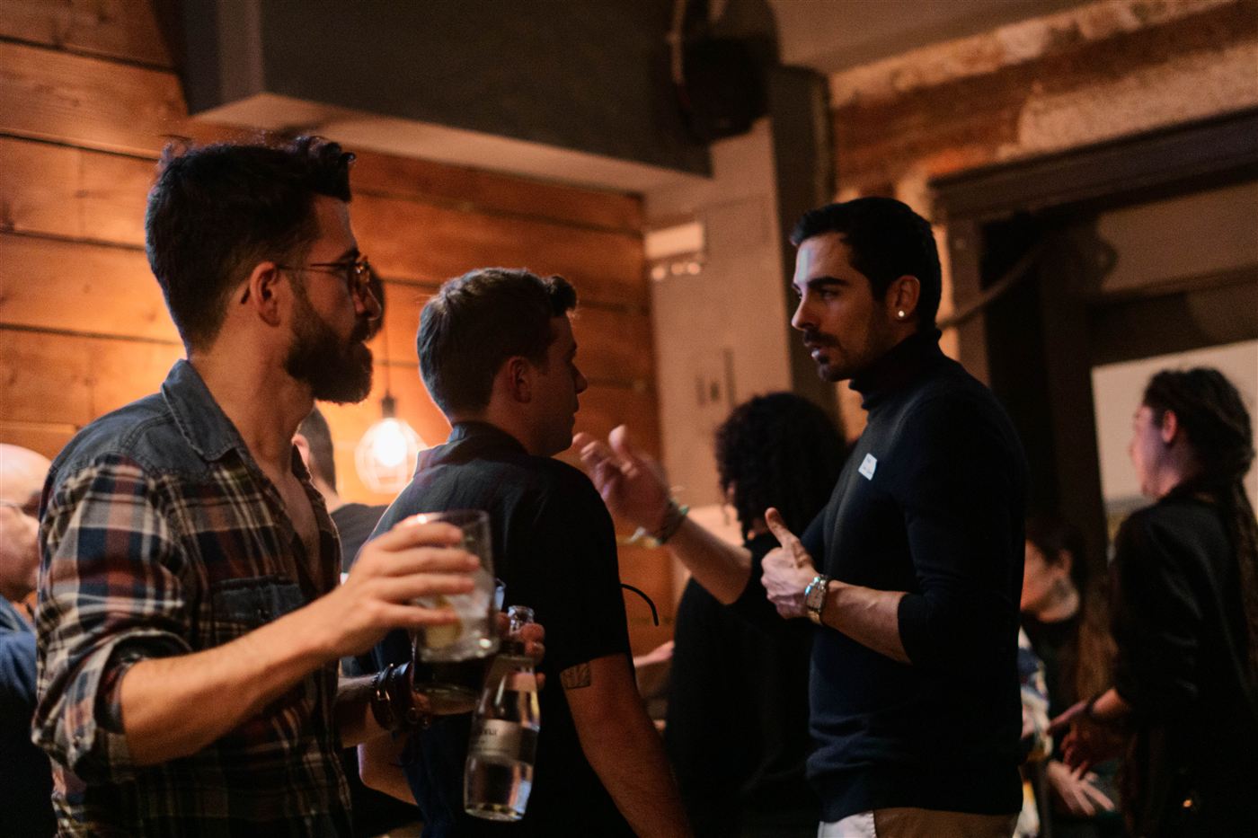 Asistentes conversando con una copa