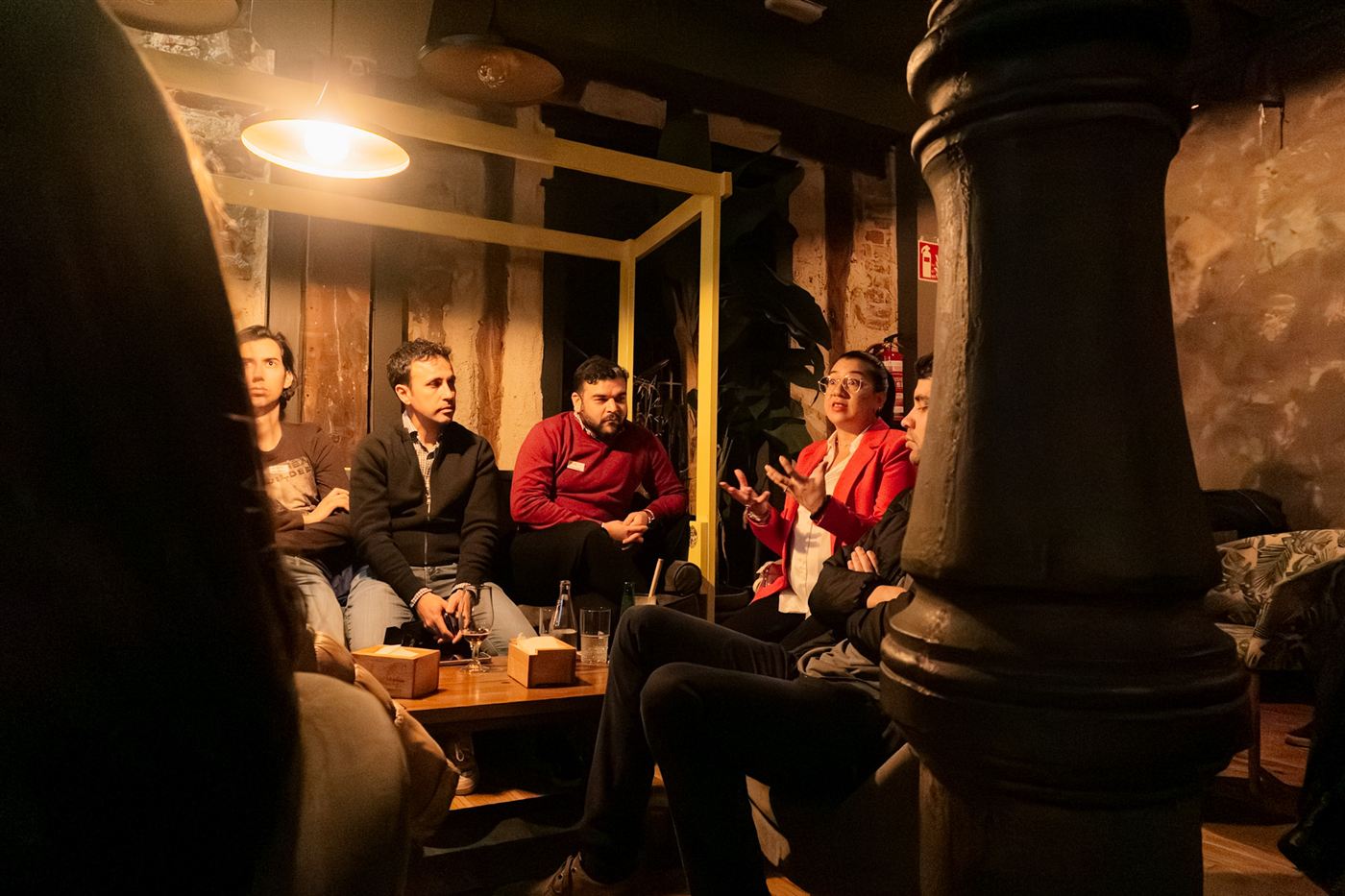 Asistentes conversando en los sofás